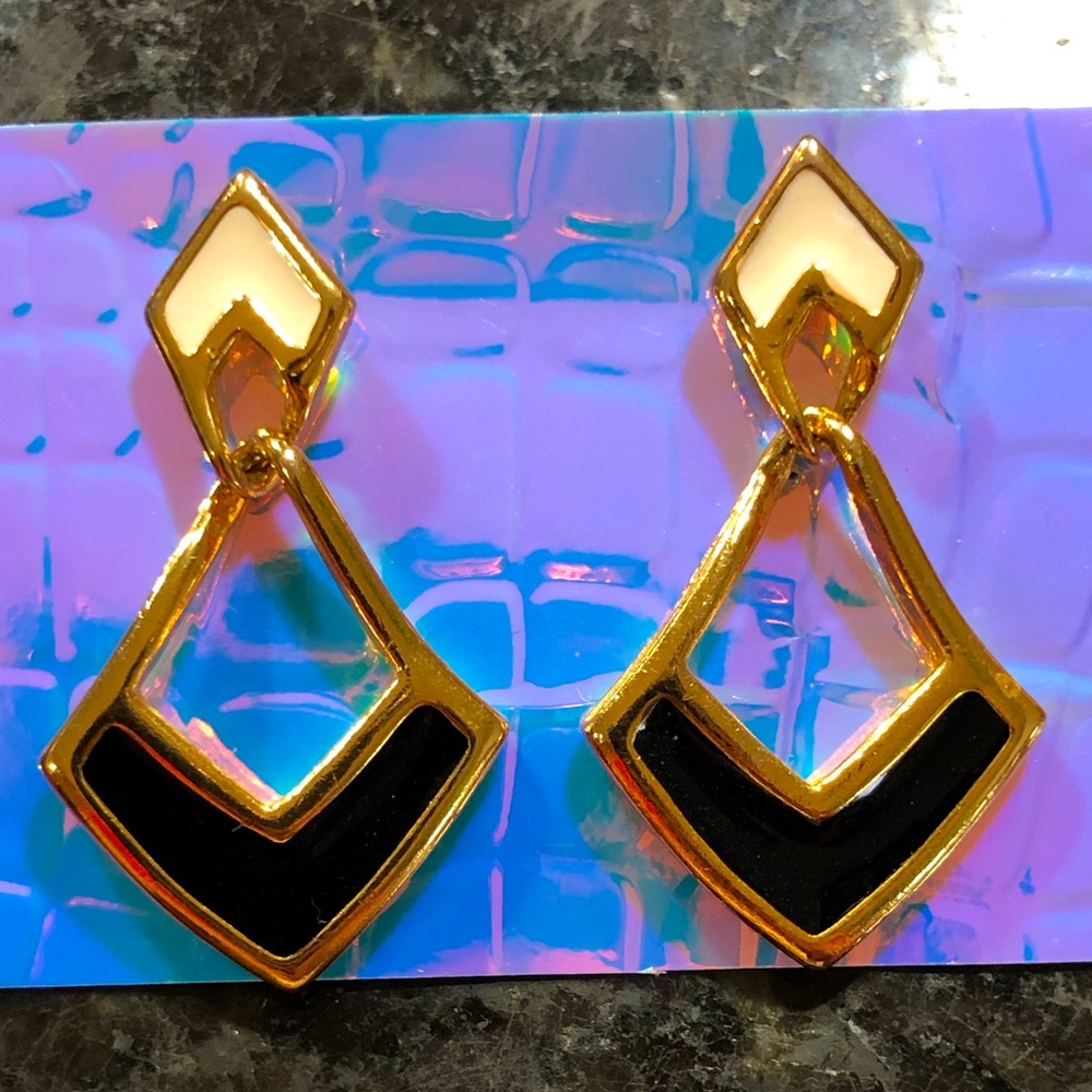 🎊2 for $20!🎊🐝VINTAGE EARRINGS🐝